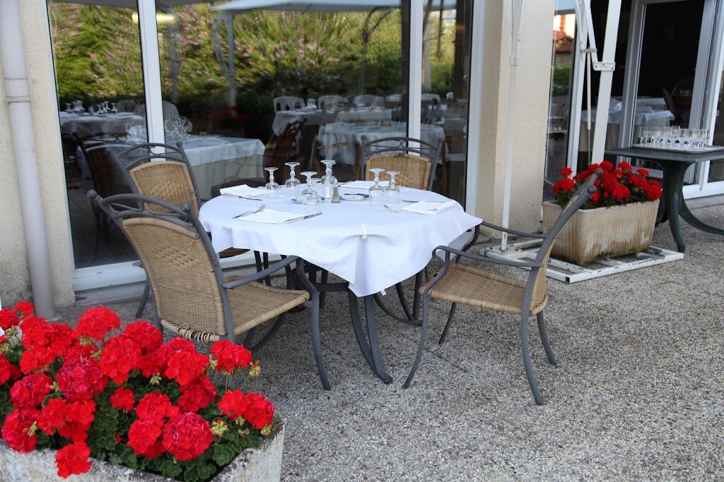 Hotel Le Pré Saint Germain Louviers Esterno foto